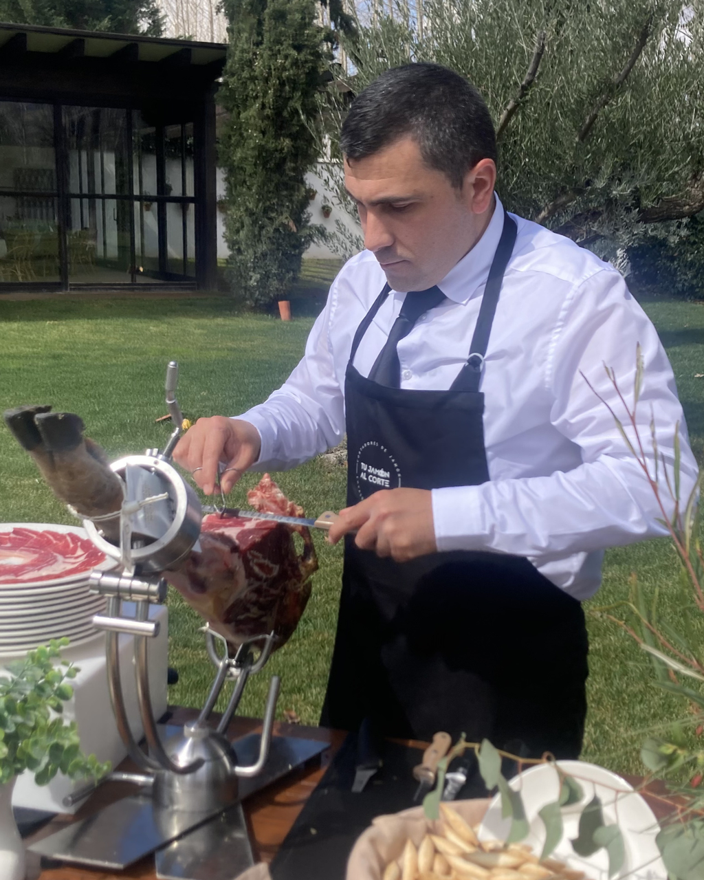 Domingo Rama Palacios, cortador de jamón en Granada, ofrece un servicio profesional y exclusivo especializado en el corte de jamón ibérico desde 2010.

Somos expertos en corte de jamón para eventos en Granada y toda Andalucía, aportando elegancia, calidad y una experiencia gastronómica única en bodas, celebraciones privadas y eventos corporativos.

Desde 2020, nos dedicamos al servicio de cortador de jamón profesional para eventos, cuidando cada detalle para garantizar una presentación impecable y el máximo sabor en cada pieza.

Disponemos de tienda en Maracena (Granada), donde podrás comprar jamón ibérico de calidad, realizar catas de jamón personalizadas y recibir asesoramiento para elegir el mejor producto para tu evento.

Nos desplazamos por toda Andalucía, posicionándonos como una referencia en cortadores de jamón en Granada a domicilio, ofreciendo un servicio cercano, profesional y adaptado a cada cliente.

Además, ofrecemos cursos de corte de jamón en Granada, ideales para quienes desean iniciarse o perfeccionar su técnica con formación especializada.

Tu cortador de jamón en Granada para eventos con distinción, sabor y experiencia.