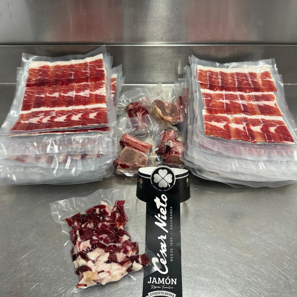Disfruta del Mejor Jamón Cortado a Cuchillo en Granada, con Envío Gratis

Saborea la excelencia de nuestro jamón, cortado a cuchillo para mantener su frescura y sabor auténtico. Cada pieza es seleccionada cuidadosamente, asegurando la mejor calidad para tu mesa. Además, ofrecemos envío gratia  para que recibas el mejor jamón directamente en tu hogar sin costos adicionales.

No esperes más, haz tu pedido y deleita tu paladar con el auténtico sabor del jamón ibérico. ¡La calidad y el sabor están a solo un clic de distancia!