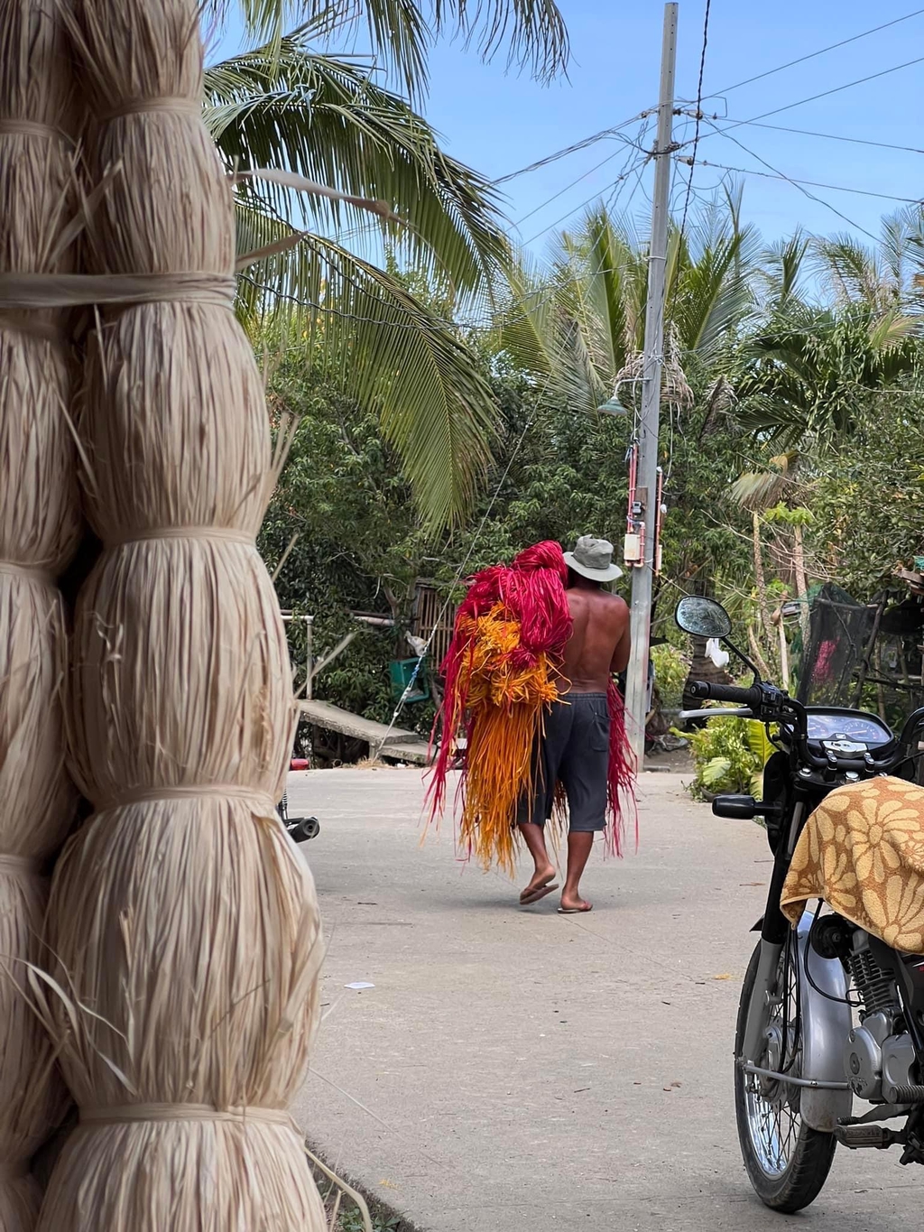 Filipino-inspired handmade raffia bags and tropical accessories in France. Unique gifts shipped across Europe.