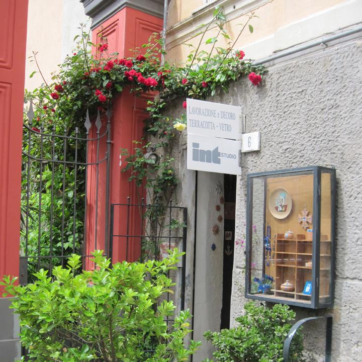 Tutto comincia nel 1973 a Napoli...
Intstudio è un laboratorio artigianale pieno di idee particolari per regali e decori per la casa.
Ogni prodotto in ceramica qui è realizzato a mano e nostra creazione originale al 100%.

Negozio storico nel cuore del Vomero, Intstudio è il luogo in cui amiamo continuare la nostra tradizione di lavoro realizzato a mano.

Passate a trovarci!