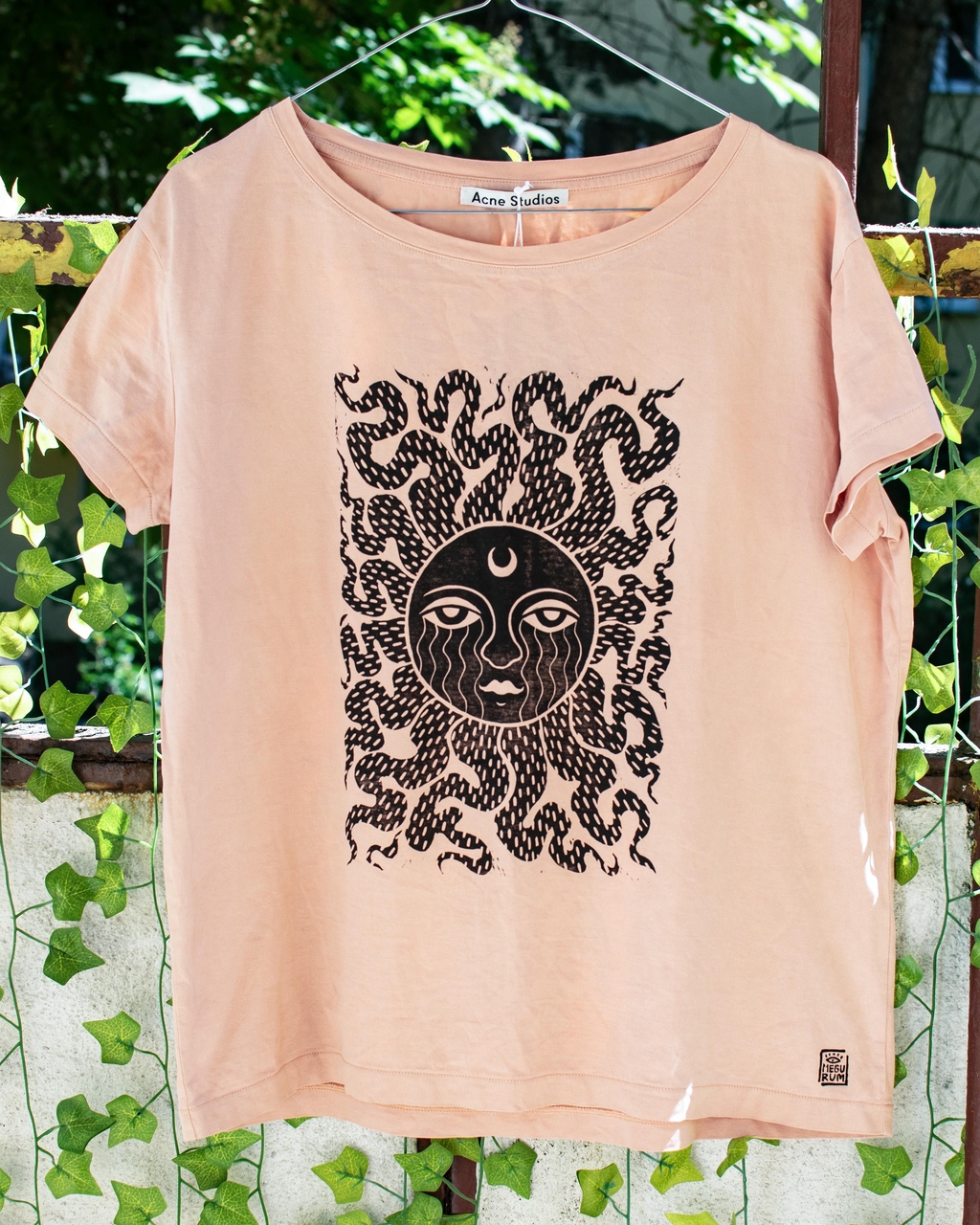 bluza z autorską grafiką w technice linorytu