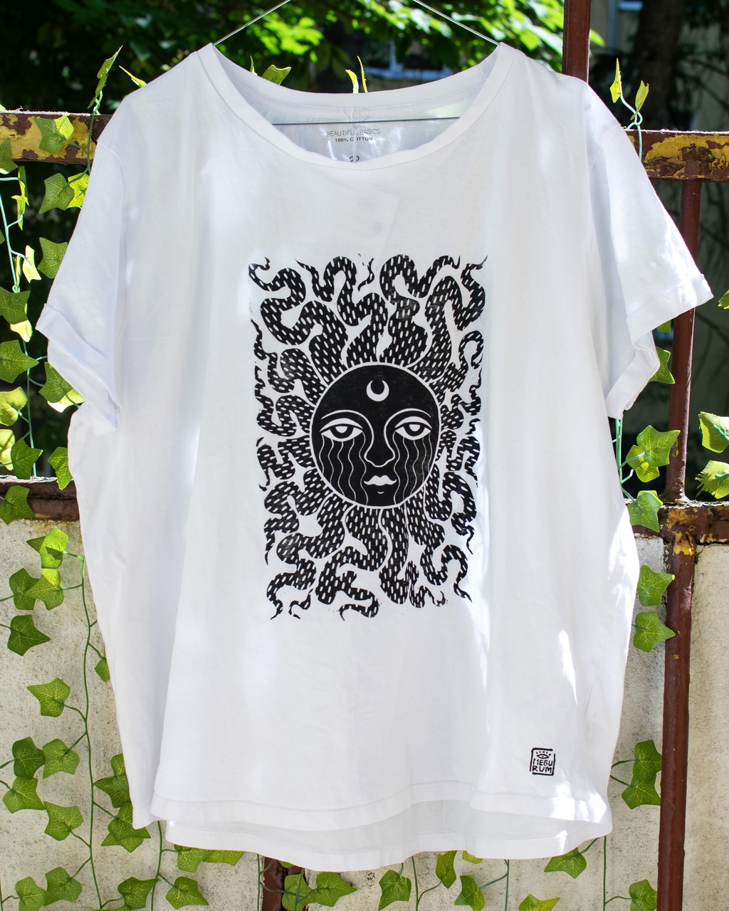 W starej szafie lub w second handzie można znaleźć ubrania w świetnym stanie, staram się nie napędzać popytu. Odświeżam je swoimi grafikami wykonanymi w technice linorytu. Robię sztukę, którą można nosić.