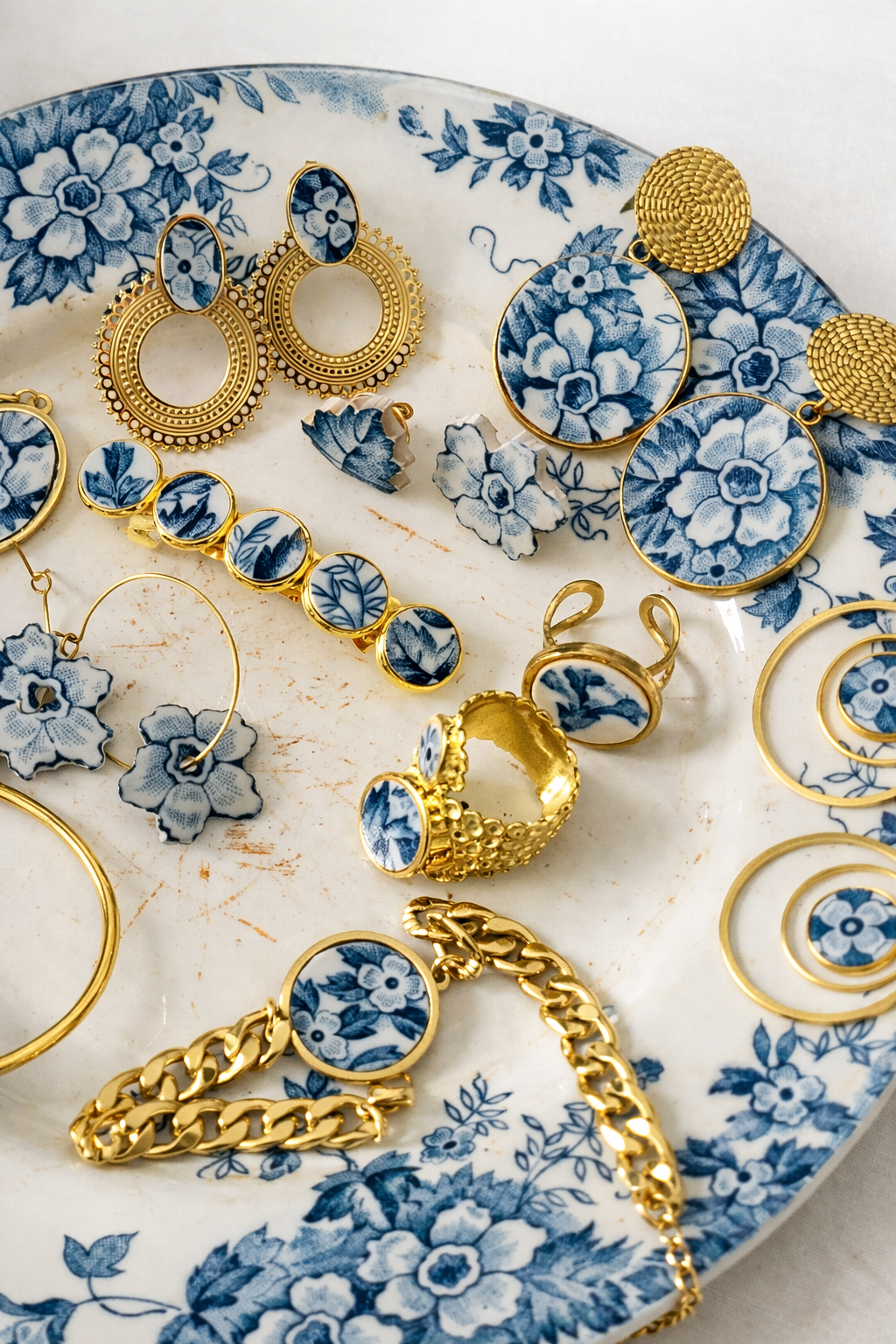 Des bijoux nés de vaisselle oubliée. 
Bijoux en vaisselle recyclée. Créations artisanales dans le Loiret, pièces uniques. Créations sur mesure.