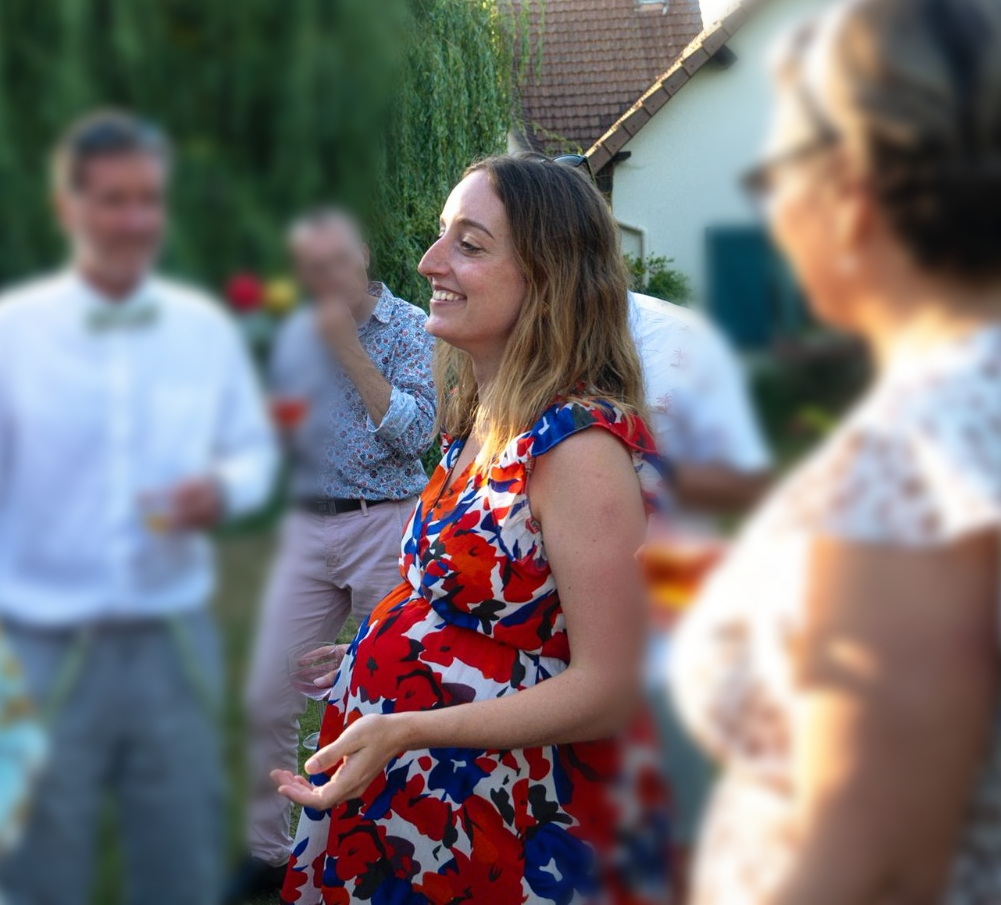 Laurine, la fondatrice de Maman dodo, enceinte en train de sourire en pitchant son projet. 