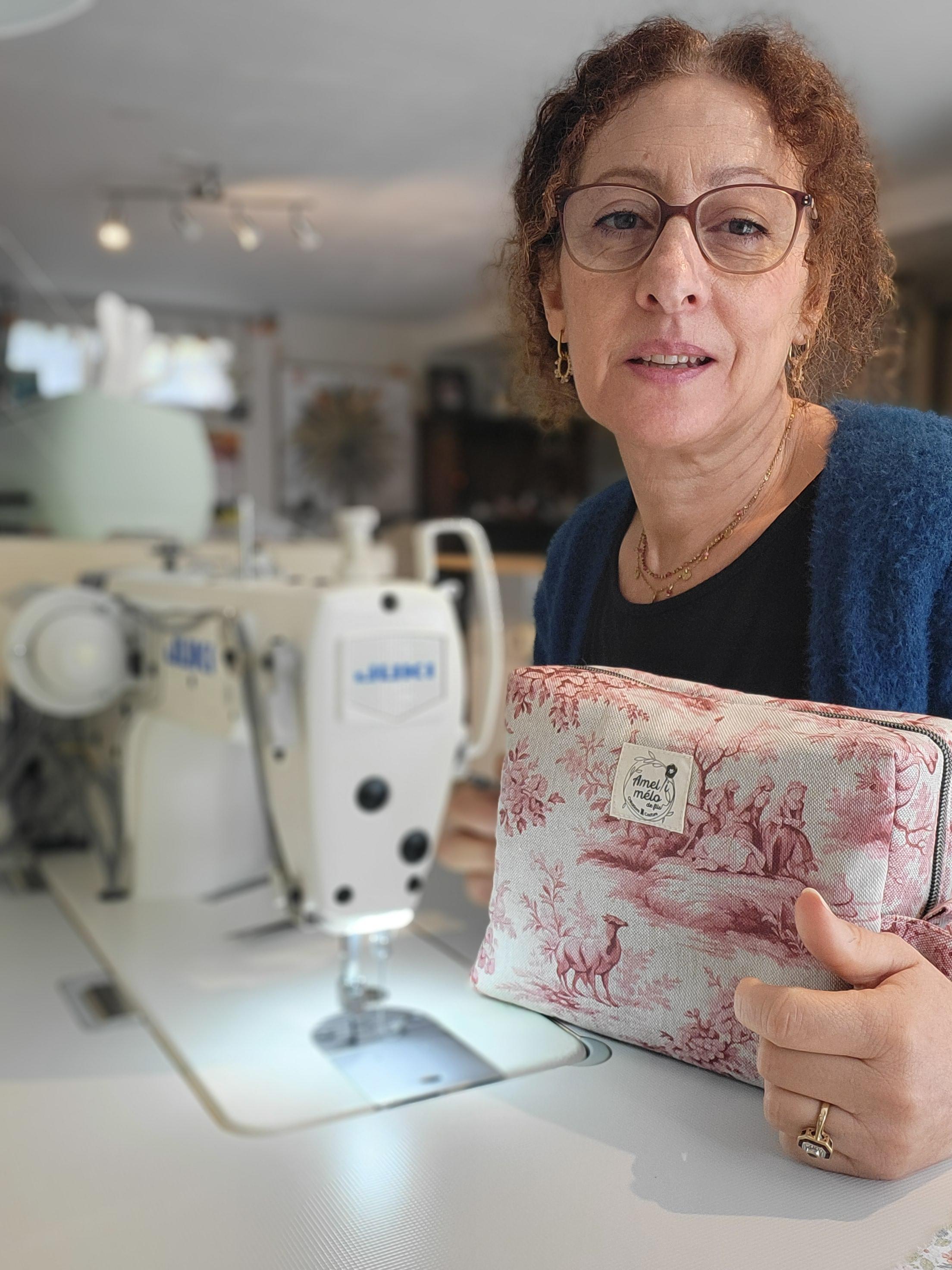 Qui se cache derrière Amelimélo de Fils ?
Je m’appelle Amel, créatrice passionnée installée en Vendée. Depuis mon atelier, je conçois et réalise à la main des accessoires de mode et pour bébé, pensés pour durer et accompagner votre quotidien avec douceur.
Chaque pièce est imaginée avec soin, dans un esprit fait-main, éthique et local. J’utilise exclusivement des tissus français certifiés Oeko-Tex, choisis pour leur qualité, leur douceur et leur faible impact sur l’environnement.
Que ce soit une sacoche banane en velours, une trousse de toilette colorée ou une gigoteuse pour bébé, chaque création est unique et réalisée avec amour 💛
✨ Mon objectif : vous proposer de jolis accessoires à la fois pratiques, durables et responsables, qui allient style et fabrication artisanale française.