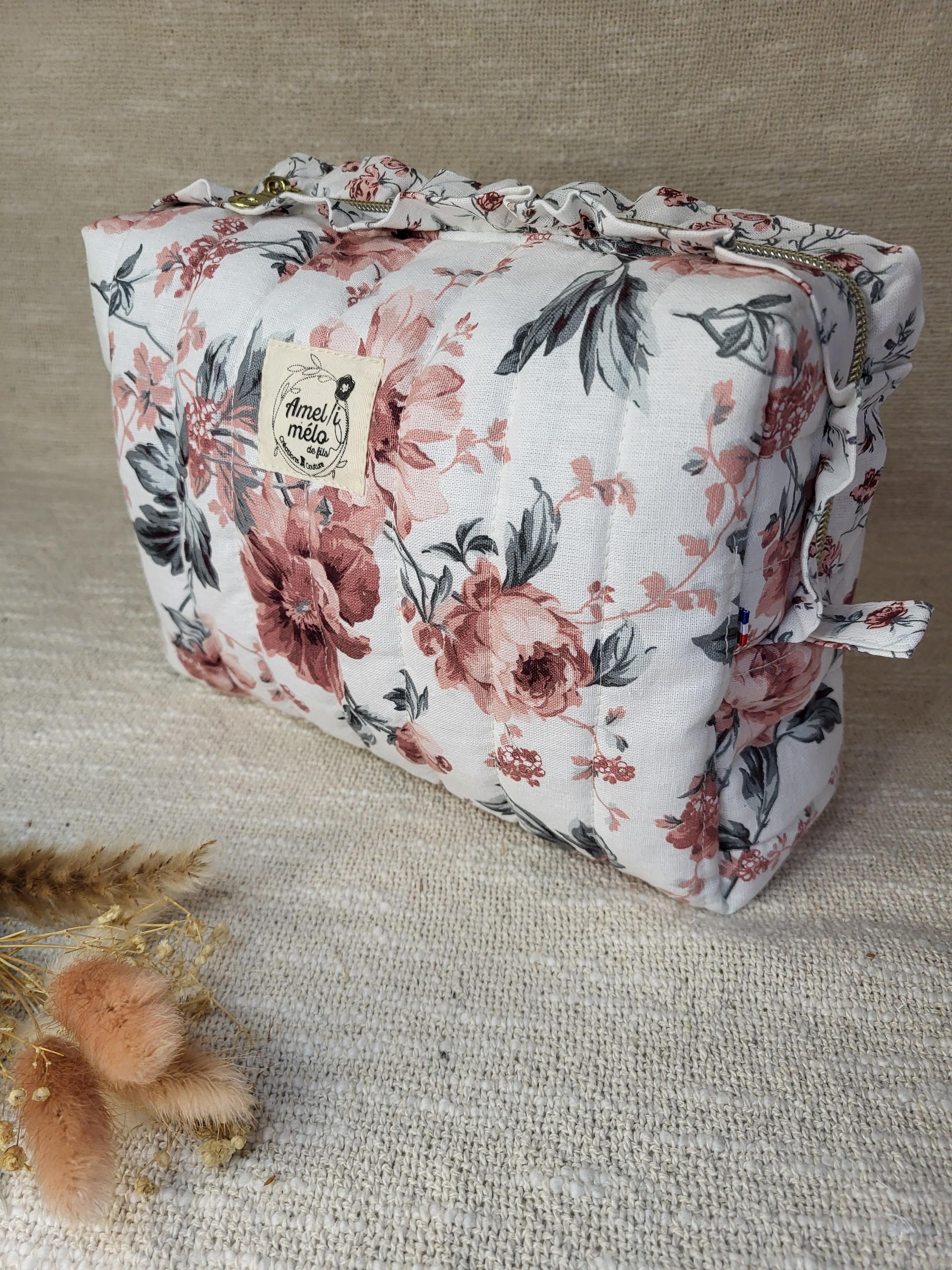 Trousses de toilette artisanales faites main en France. Finitions soignées, pièces uniques cousues en Vendée. Découvrez la collection dès 20 euros.
