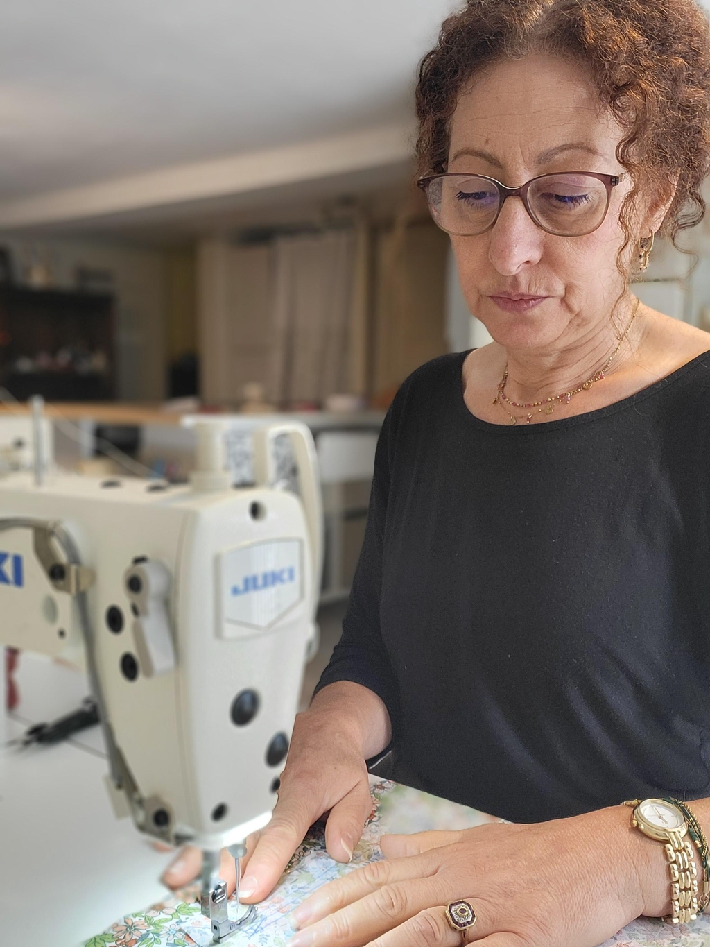 Qui se cache derrière Amelimélo de Fils ?

Je m’appelle Amel, créatrice passionnée installée en Vendée. Depuis mon atelier, je conçois et réalise à la main des accessoires de mode et pour bébé, pensés pour durer et accompagner votre quotidien avec douceur.

Chaque pièce est imaginée avec soin, dans un esprit fait-main, éthique et local. J’utilise exclusivement des tissus français certifiés Oeko-Tex, choisis pour leur qualité, leur douceur et leur faible impact sur l’environnement.

Que ce soit une sacoche banane en velours, une trousse de toilette colorée ou une gigoteuse pour bébé, chaque création est unique et réalisée avec amour 💛

✨ Mon objectif : vous proposer de jolis accessoires à la fois pratiques, durables et responsables, qui allient style et fabrication artisanale française.