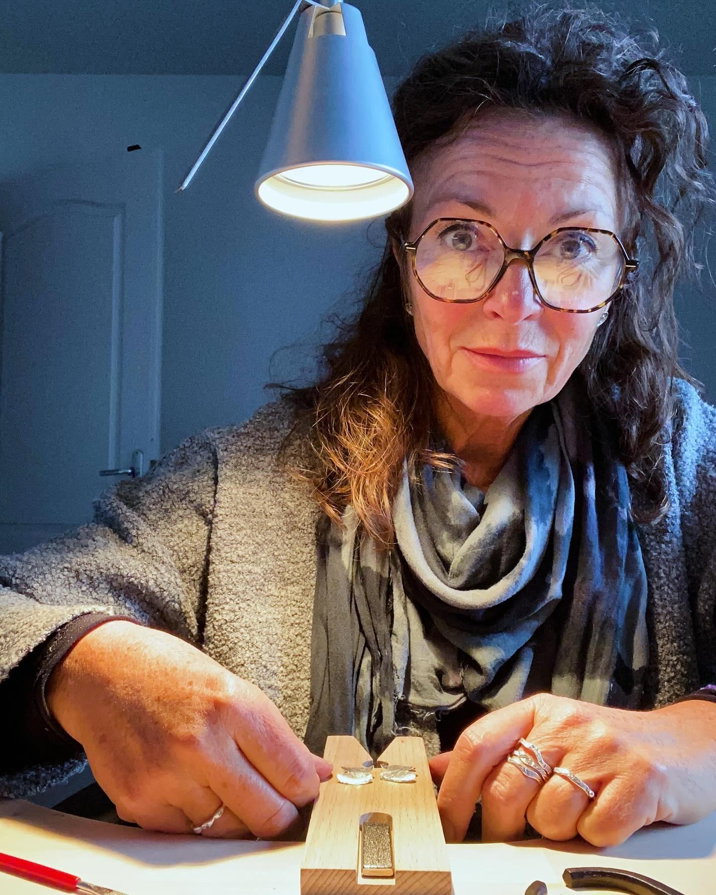 Bijoux contemporains fabriqués à la main avec passion et à porter avec amour