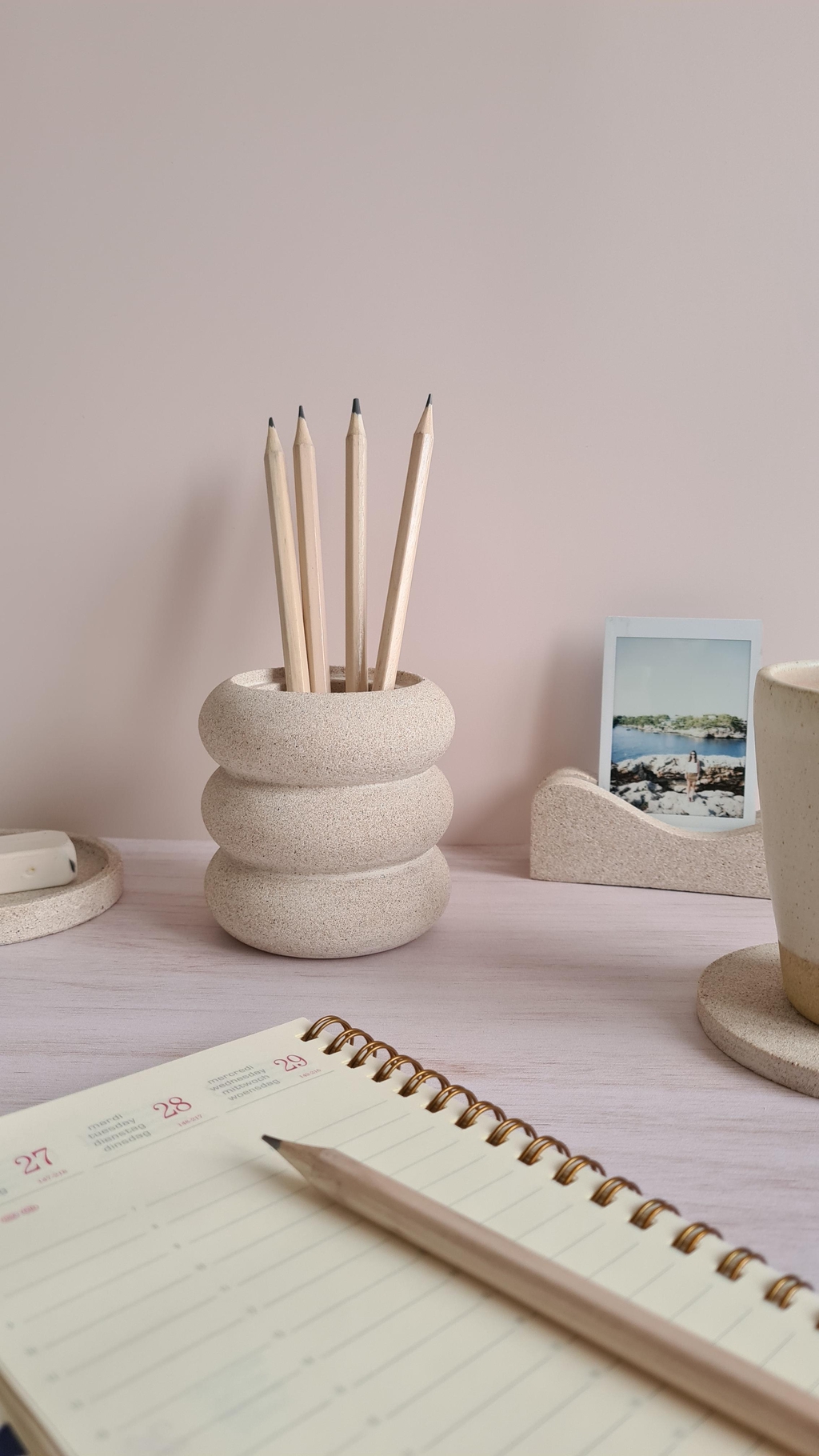 Collection "Inspire" – des accessoires de bureau minimalistes & artisanaux pour accompagner ton quotidien avec douceur. Pensée pour une rentrée douce et ancrée, cette collection invite à ralentir et à ramener du sens dans nos indispensables. Une manière simple de rendre ton espace de travail apaisant, fonctionnel et beau.