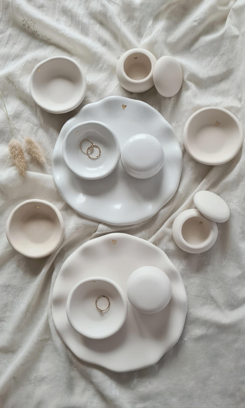 Collection Minérale — avec ses formes organiques,  une collection pensée pour sublimer les bijoux/trésors du quotidien.