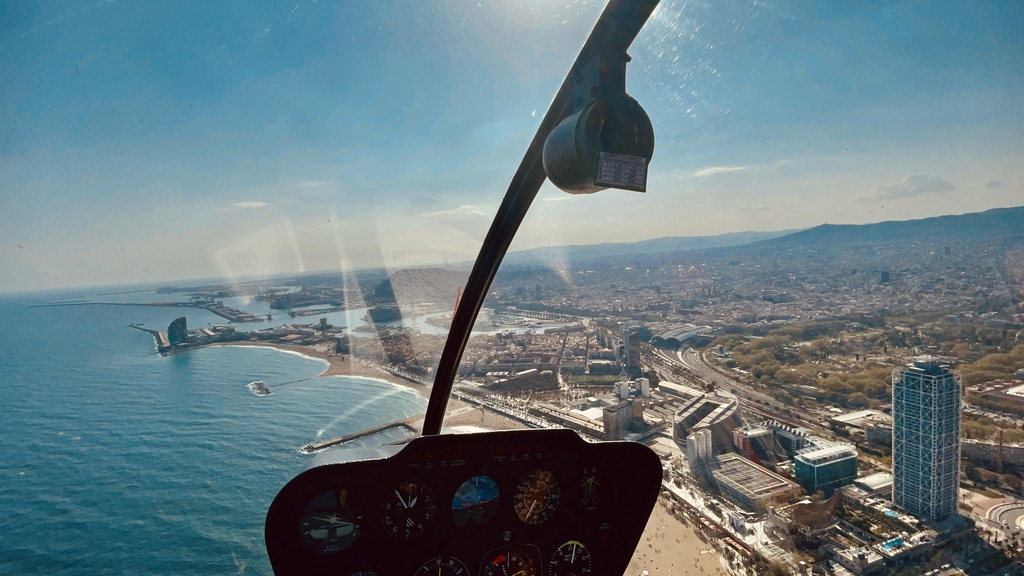🛩️ Vuelos en Helicóptero Barcelona | Tours Panorámicos y Experiencias Inolvidables
✈️ Vuelos en Helicóptero por Barcelona: Vive la Ciudad desde el Cielo
Descubre Barcelona desde una perspectiva única con nuestros vuelos panorámicos en helicóptero. Sobrevuela la Sagrada Familia, el Camp Nou, las playas del Mediterráneo y las colinas de Montjuïc en una experiencia inolvidable, segura y accesible para todos.
🌟 ¿Por qué elegir un tour en helicóptero por Barcelona?
Vistas espectaculares: Disfruta de una panorámica 360º de la ciudad condal, perfecta para fotos y vídeos.
Experiencia exclusiva: Ideal para celebraciones, regalos especiales o simplemente darte un capricho.
Pilotos profesionales: Seguridad garantizada con expertos certificados.
Accesibilidad: Contamos con opciones adaptadas para personas con movilidad reducida.
📍 Rutas disponibles
Barcelona Costa Tour: Recorre la costa desde el Puerto Olímpico hasta el Fórum.
Skyline Tour: Admira los monumentos más emblemáticos desde el aire.
Gran Barcelona: Una ruta extendida que combina mar, ciudad y montaña.
🎁 Regala una experiencia inolvidable
Sorprende a tus seres queridos con un vuelo en helicóptero. Ofrecemos bonos regalo personalizados y opciones para pedidas de mano, aniversarios o cumpleaños.
✅ Reserva fácil y rápida
Reserva tu vuelo en menos de 2 minutos a través de nuestra plataforma segura. Aceptamos pagos con tarjeta, Apple Pay y Google Pay.