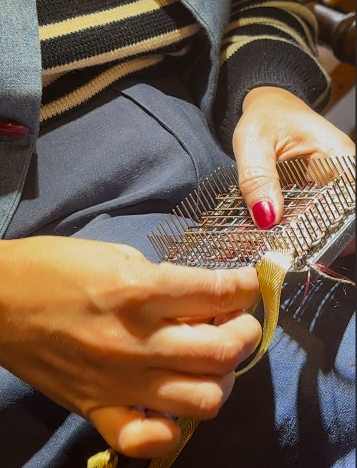 Les techniques apprises, expérimentées et répétées s'adaptent aux fibres et aux matières choisies.
De cette rencontre apparaissent des pièces à la préciosité discrète, pensées pour accompagner et parer le quotidien.