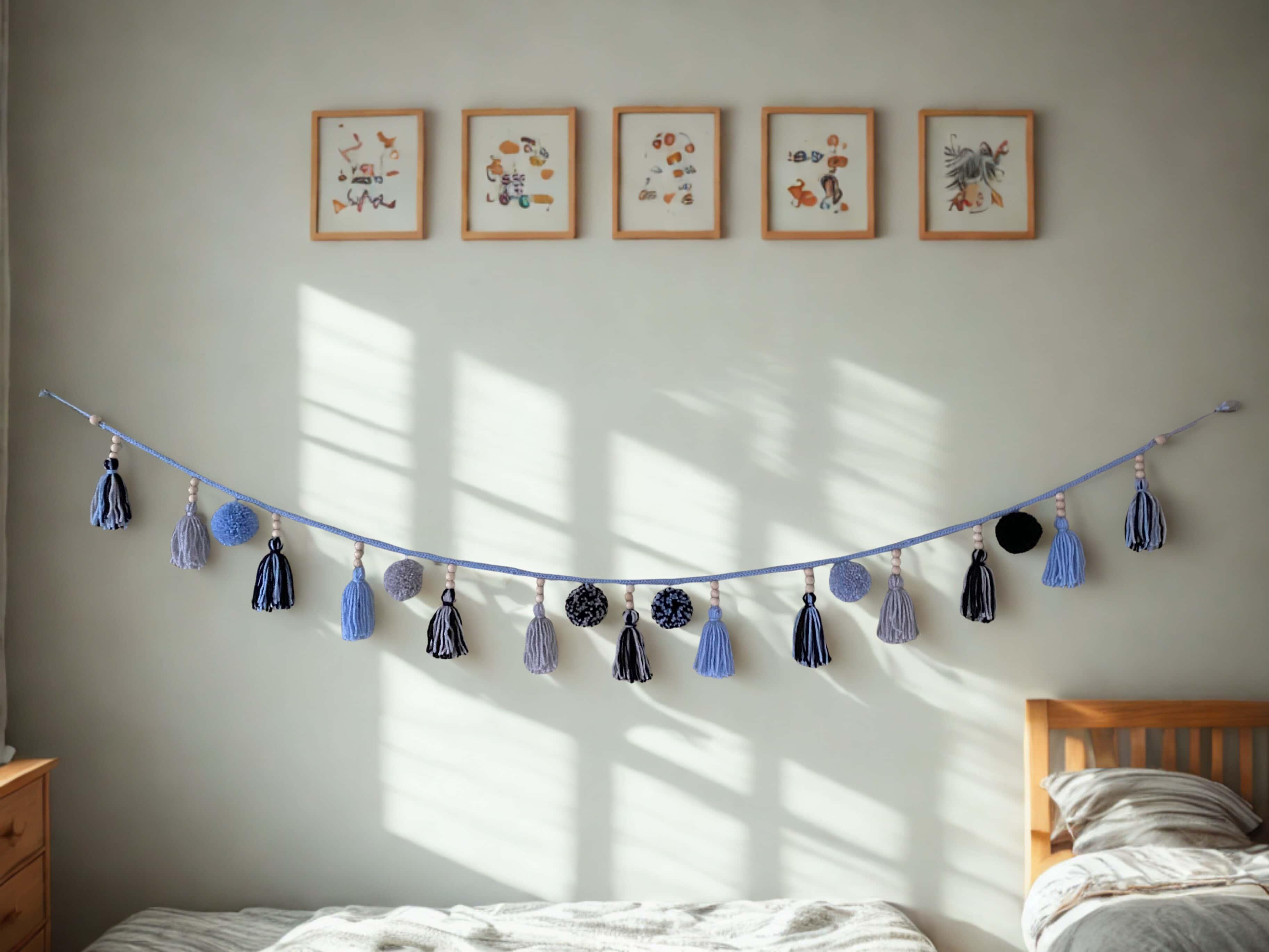 Guirlande décorative chambre garçon, pompons et pampilles