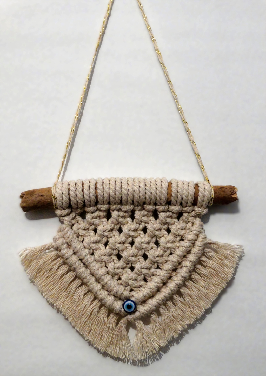 Suspension en macramé, mauvais oeil bleu et bois flotté