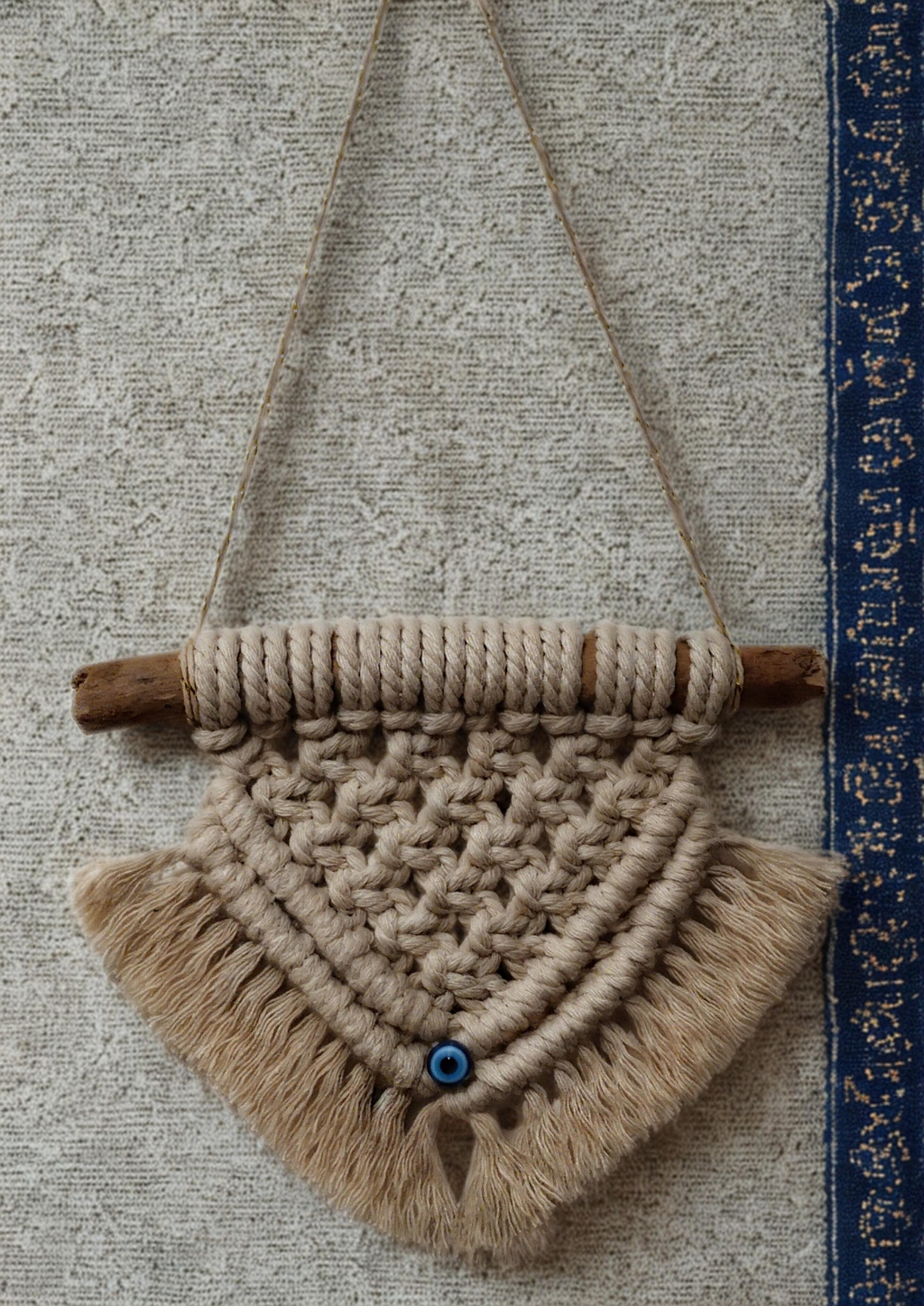 Suspension en macramé, mauvais oeil bleu et bois flotté