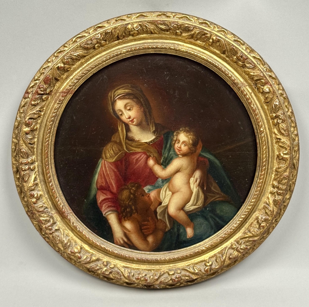 Huile sur bois en tondo , la Vierge avec l'Enfant Jesus et Saint Jean Baptiste , presentée dans son cadre d'origine d'époque 18ème .