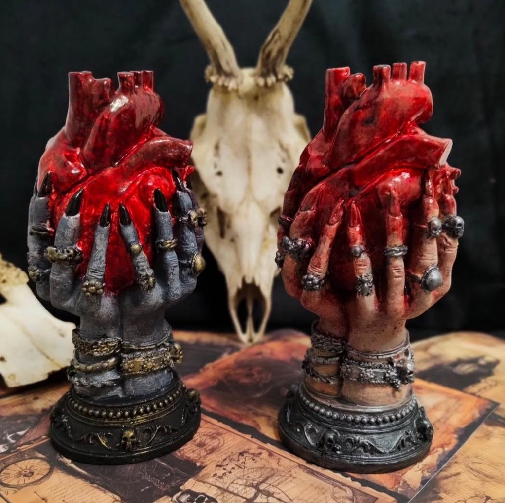 Statua gotica in resina – Mani che tengono cuore realistico”