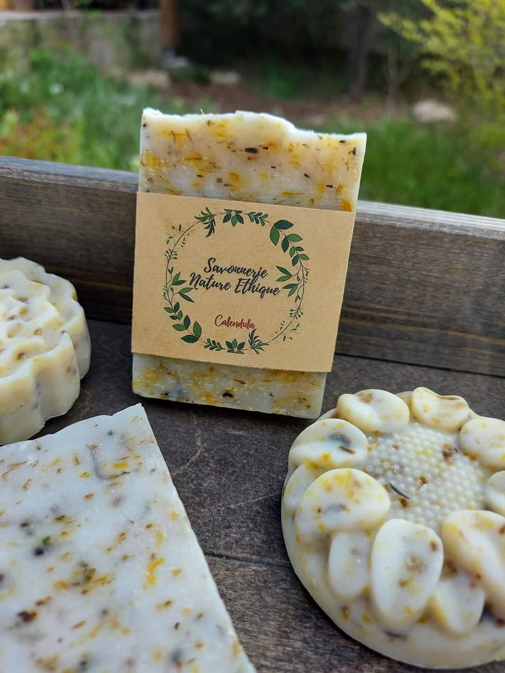 Savonnerie artisanale dans le respect de l'environnement avec des colorants et parfums 100% naturels, sans huile de palme ni produits toxiques.