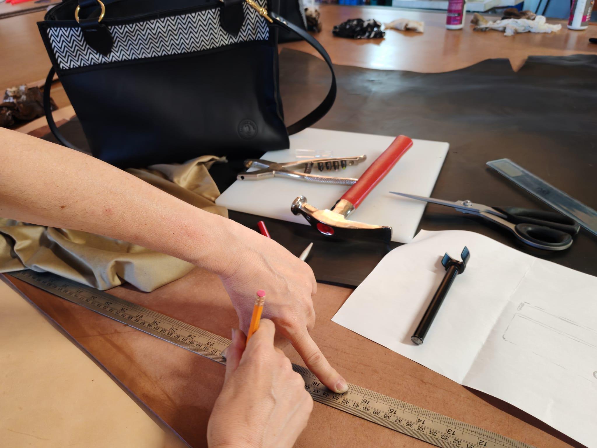 Come nasce una borsa artigianale nel nostro laboratorio