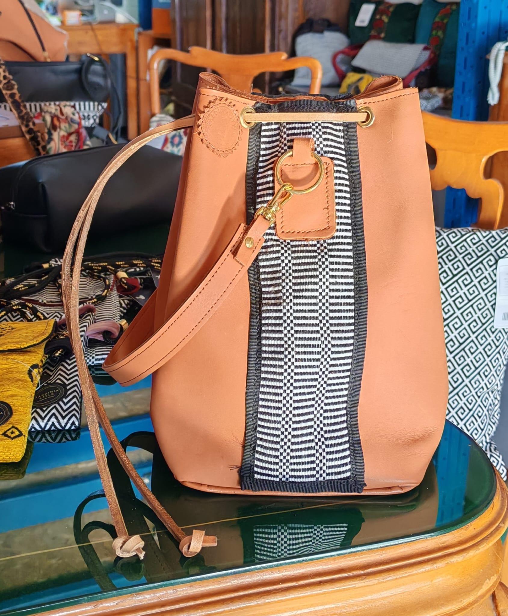 Borse e accessori in tessuto sardo e pelle, tutte con fodera in velluto