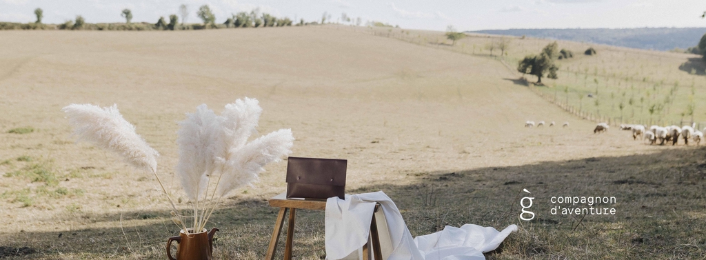 Gàidheal, compagnon d'aventure, maroquinerie intemporelle, maroquinerie minimaliste, maroquinerie belge, maroquinerie artisanale, vagabonde, voyage, slow living, slow fashion, leather clutch, pochette en cuir, pochette A5