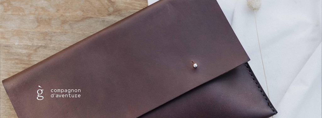 Gàidheal, compagnon d'aventure, maroquinerie intemporelle, maroquinerie minimaliste, maroquinerie belge, maroquinerie artisanale, vagabonde, voyage, slow living, slow fashion, leather clutch, pochette en cuir, pochette A5