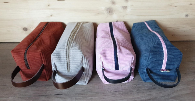 Trousses de toilette en tissu, en velours avec anse en cuir pour toute la famille.
