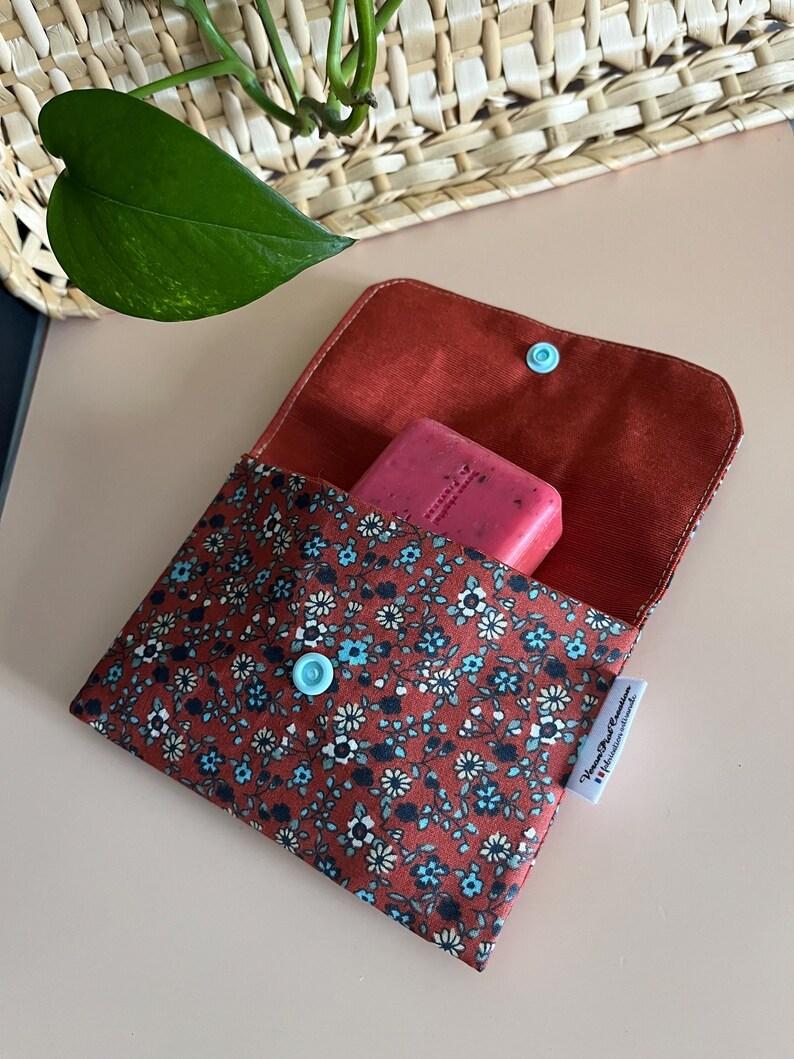 Une idée cadeau parfaite pour les adeptes du zéro déchet, les voyageurs, ou simplement pour se faire plaisir avec un accessoire aussi joli que pratique.
