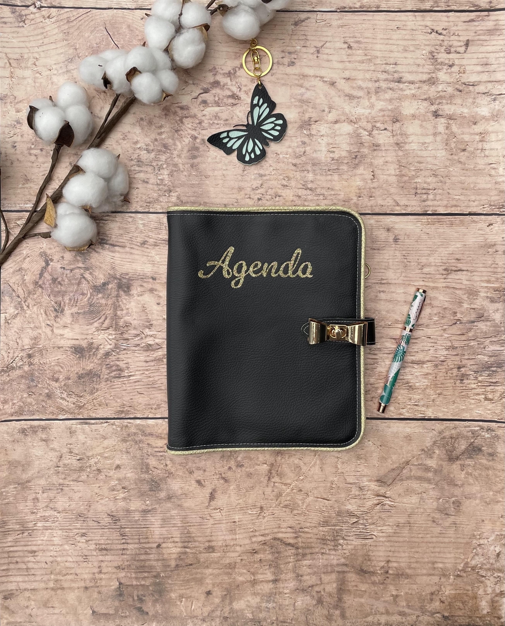 Découvrez l’Agenda rechargeable en simili-cuir, élégant et personnalisable. Grâce à son système de recharge infinie, vous conservez la même couverture et remplacez uniquement l’intérieur. Un choix durable, économique et écologique.
