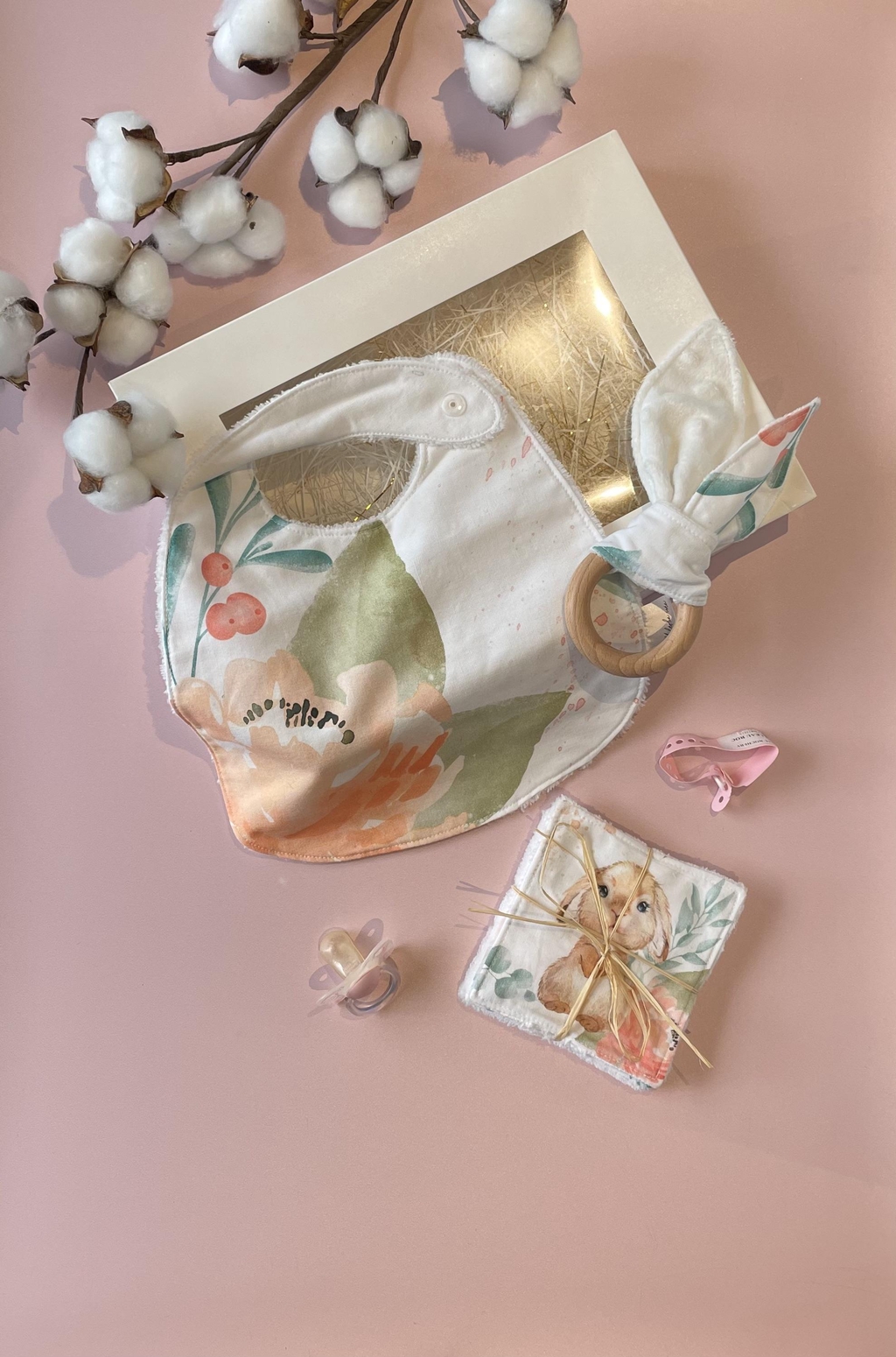 Découvrez notre univers Naissance & Enfants : des coffrets de naissance uniques, bavoirs personnalisés, des feuilles et tapis de coloriage réutilisables pour stimuler la créativité et bien d’autres créations. Une gamme complète, douce, ludique et pensée pour accompagner les tout-petits avec des créations originales et personnalisables.