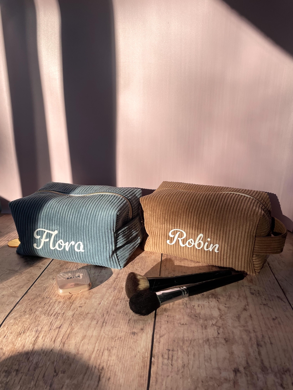 Découvrez nos idées de cadeaux de Noël uniques : coffrets personnalisés, suspensions artisanales et créations originales pour offrir un présent qui a du sens. Chaque pièce est conçue avec soin pour un Noël chaleureux et inoubliable.