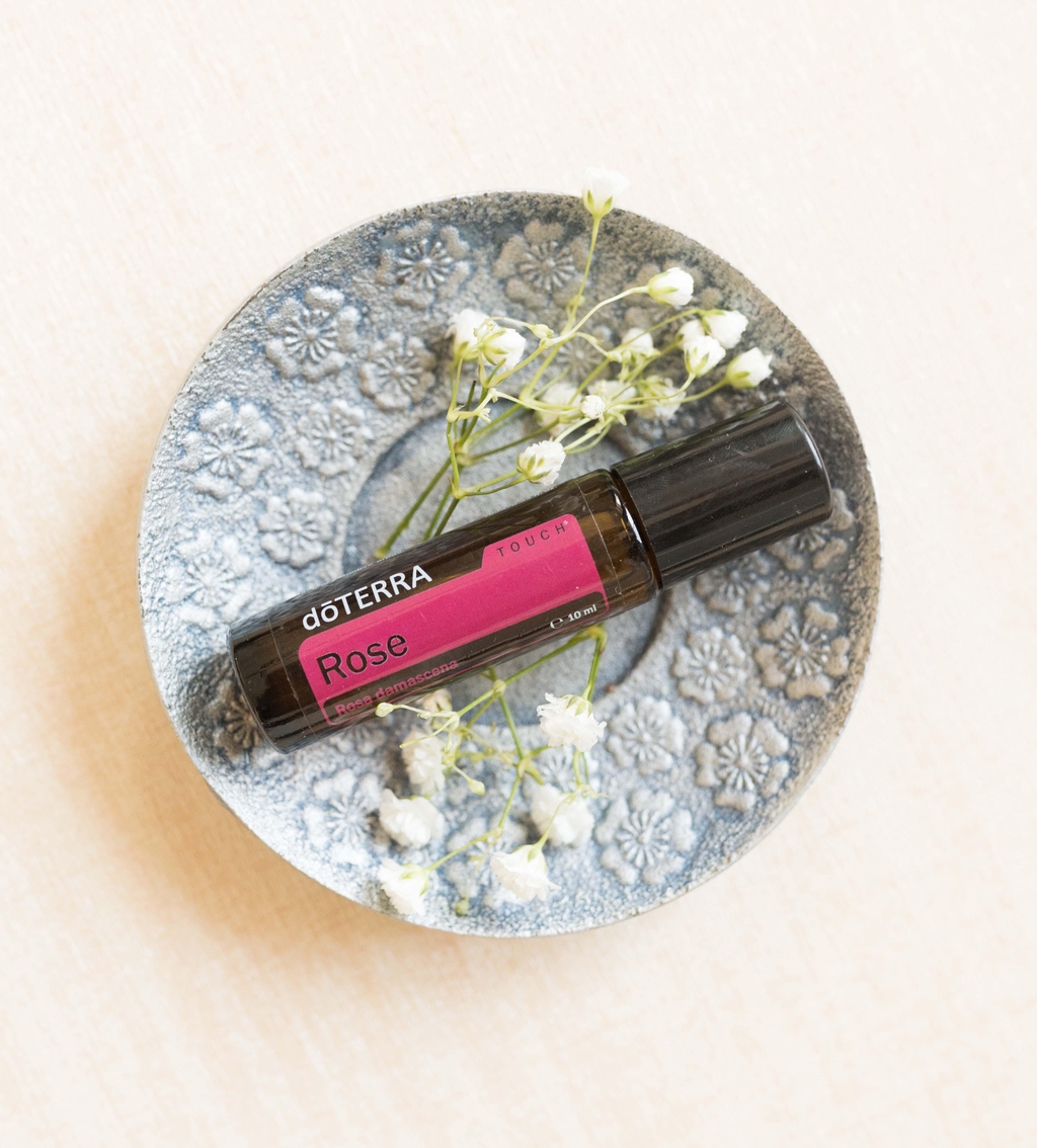 Rosenöl Roll-on: Umhülle dich mit der Essenz der göttlichen Liebe. Erlebe ein Gefühl von tiefer Zuneigung, sanfter Fürsorge und liebevoller Annahme. Dieses Rosenöl bringt Zärtlichkeit in jeden Moment deines Tages.