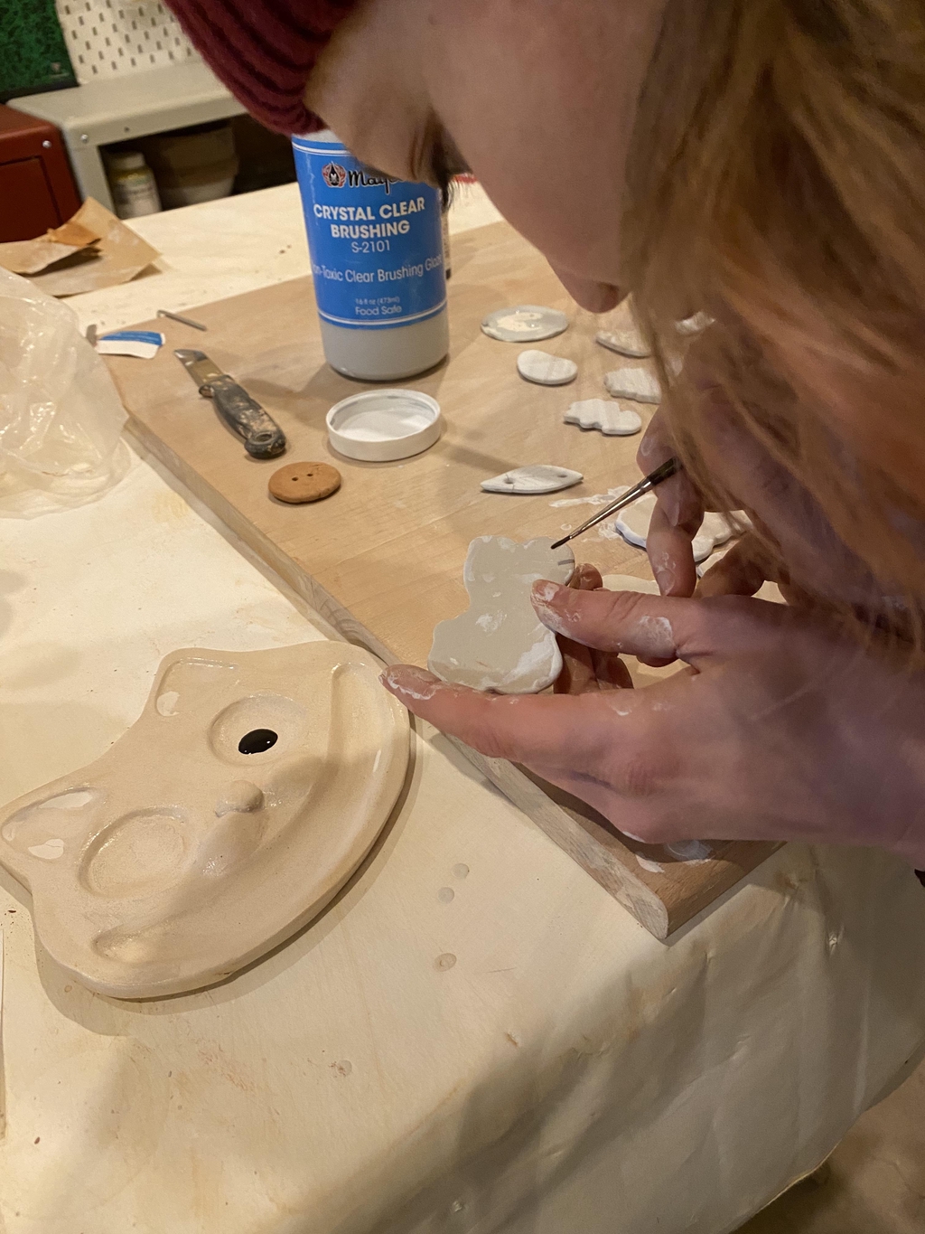 Découvrez les dernières broches en faïence artisanale : des créations uniques, façonnées à la main, prêtes à raconter votre histoire.