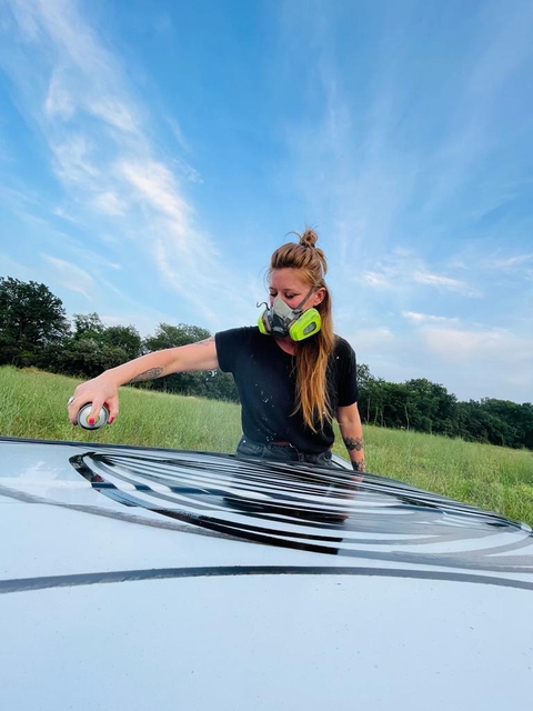 Amélie Martinez /Amsted est une artiste autodidacte aixoise née en 1982.
Après une quinzaine d’années d’expérience professionnelle en hôpital psychiatrique, associée à un attrait tout particulier pour les médiations artistiques, c’est tout naturellement qu’Amsted se forme à l’art thérapie. Cette nouvelle voie lui permet d’orienter et d’influencer sa créativité dans la bio inspiration et le mimétisme. Dès ses premiers traits, l’écriture graphique d’Amsted donne à voir une forme sinueuse qui deviendra son motif de prédilection, la courbe.