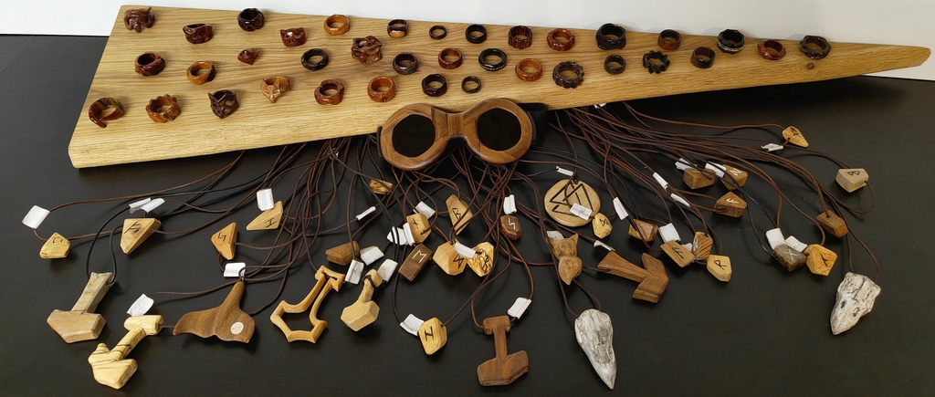 Eine Zusammenstellung des Holzschmucks hier im Shop.