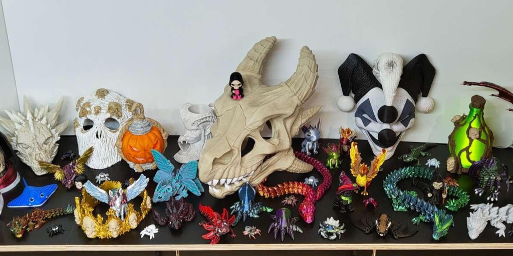 Eine Auswahl der aufregenden 3D Drucke in meinem Shop. Maske, Würfelturm, Schlange, Drachen, Axolotl, Krabbe, Tintenfisch, Oktopus, Fledermaus, Spinne, Phönix, Schildkröte, Tod.