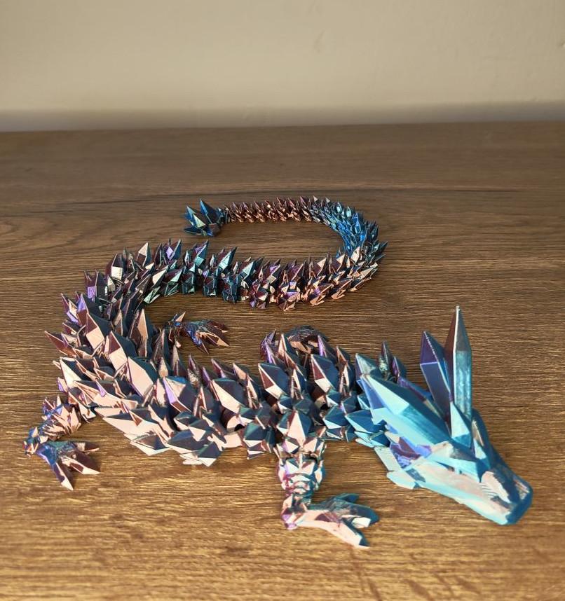Ein voll beweglicher 3D Druck Kristalldrachen. Perfekt, um ihn als Deko nach Wunsch zu positionieren oder um damit zu spielen.