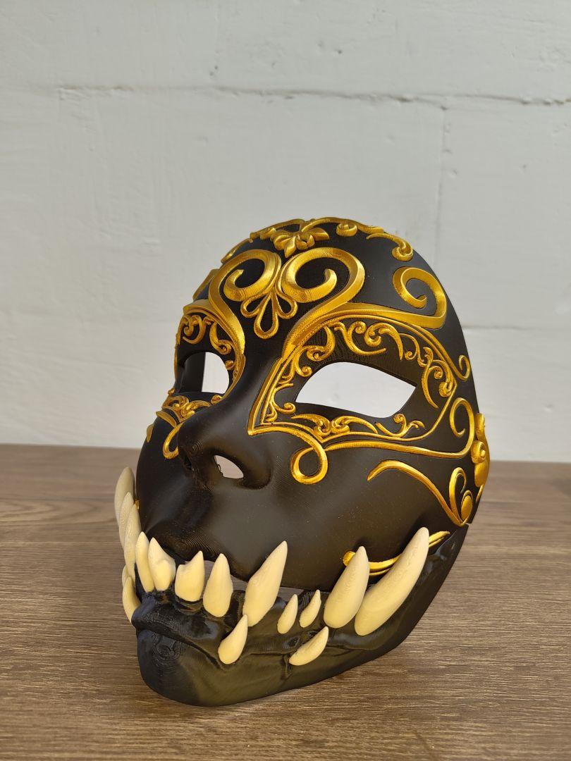 3D Druck Venezianische Maske mit Ork Zähnen, einer von vielen Artikeln, die man fürs LARP oder andere Veranstaltungen verwenden kann.