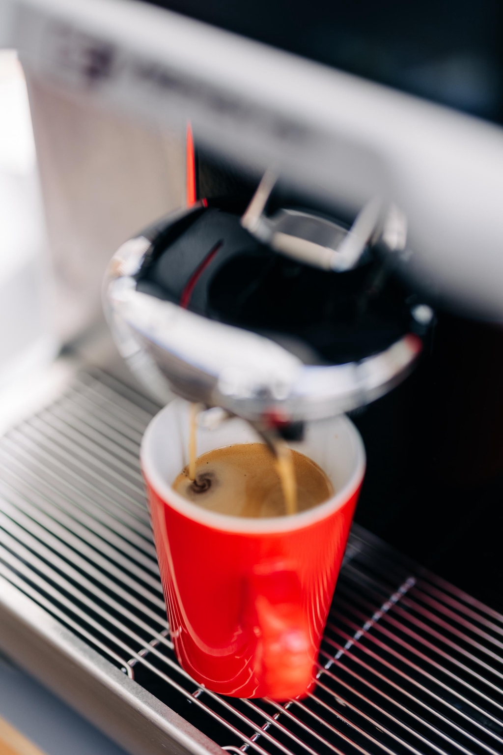 Mischungen (Blends), die sich speziell für die Zubereitung im Kaffeevollautomaten eignen. Das Bild zeigt die Zubereitung eines Cafe Créme mit einer Eversys Cameo - aber unsere Kaffeebohnen funktionieren auch wunderbar in Maschinen von Delonghi, Jura, Nivona, Melitta oder Ninja