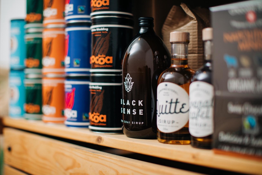 BIO-Tees von Trinkmeertee und Puretea, BIO-Matcha, Trinkschokoladen von Becks Cocoa, BIO-Chai-Sirup von Black Sense und ROA Haferdrink