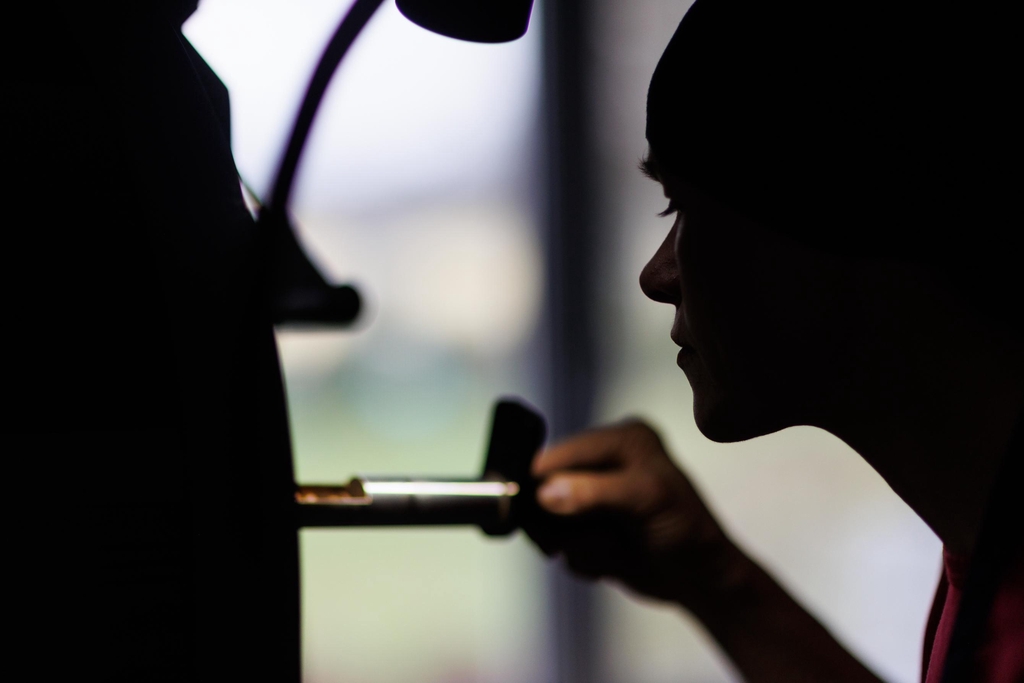 Rösterin Stephanie beim Ziehen einer Röstprobe. Gegen Ende des Röstvorgangs zählt jede Sekunde. So rösten wir Kaffees, die unser ganz eigenes Profil zeigen. Sortenreine Charakterköpfe wie Maoro, Old Paradenia, Überflieger oder Gerald, aber auch starke Blends wie unsere Espressi Asamara, Monaco, Sombrero oder den Crema-Kaffee Kahava.