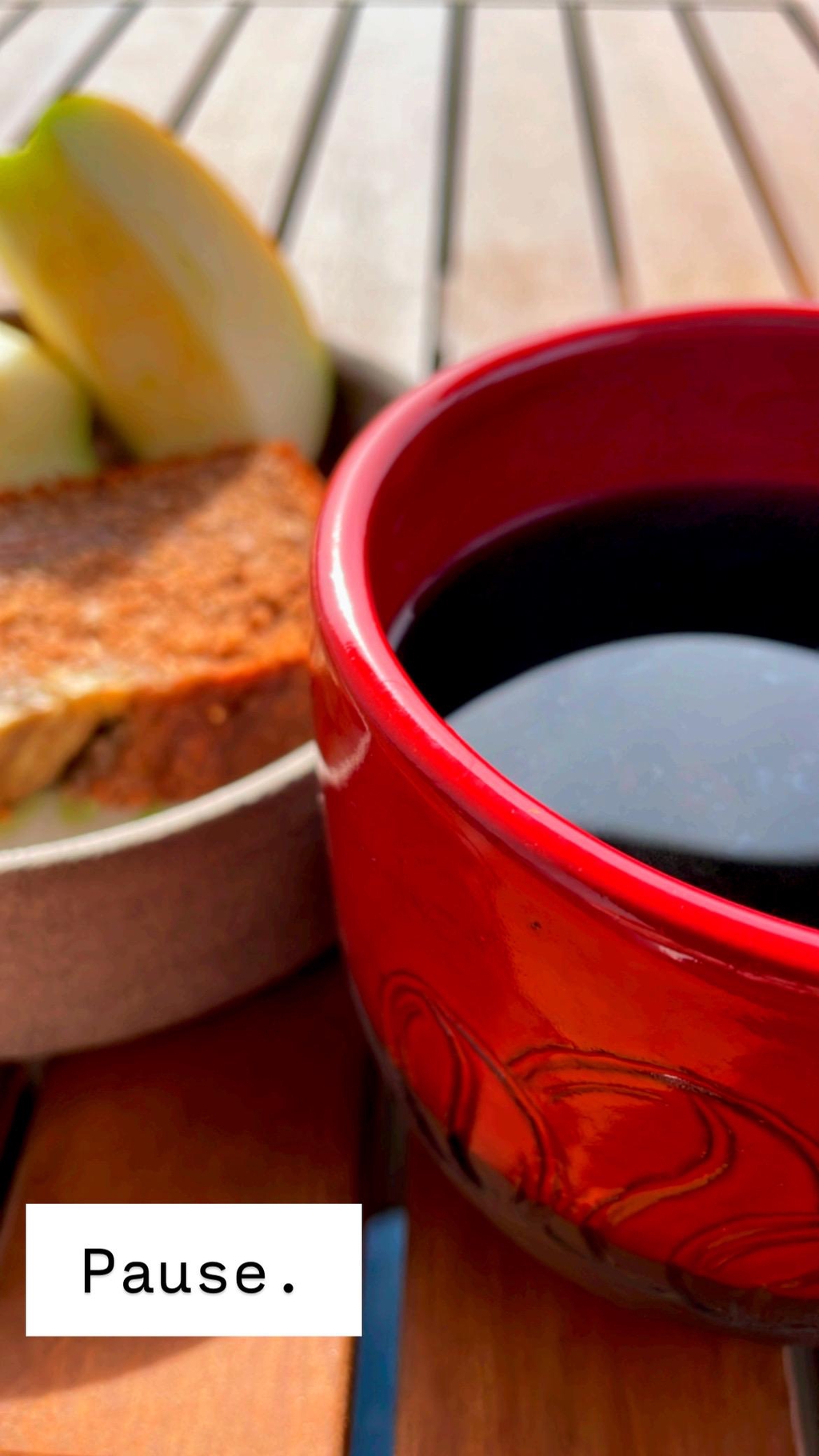 Kaffee schwarz ... dazu ein Bananenbrot und einen Apfel von der Streuobstwiese nebenan: So sieht Kaffeegenuss im Westerwald aus. An dieser Stelle veröffentlichen wir unsere Rezepte. Den Anfang macht unser veganes Pumpkin-Bread (oder, wie wir im Westerwald sagen: Kürbisbrot), das wir auch beim 5. Frankfurt Coffee Festival zum Probieren angeboten haben.