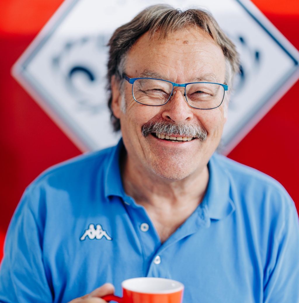 Unsere Bestseller - das sind Kaffees und Espressi, die einfach jeden Tag schöner machen. Der Herr auf dem Bild strahlt voller Lebensfreude - offensichtlich hat er einen wirklich guten Kaffee in der roten Tasse.