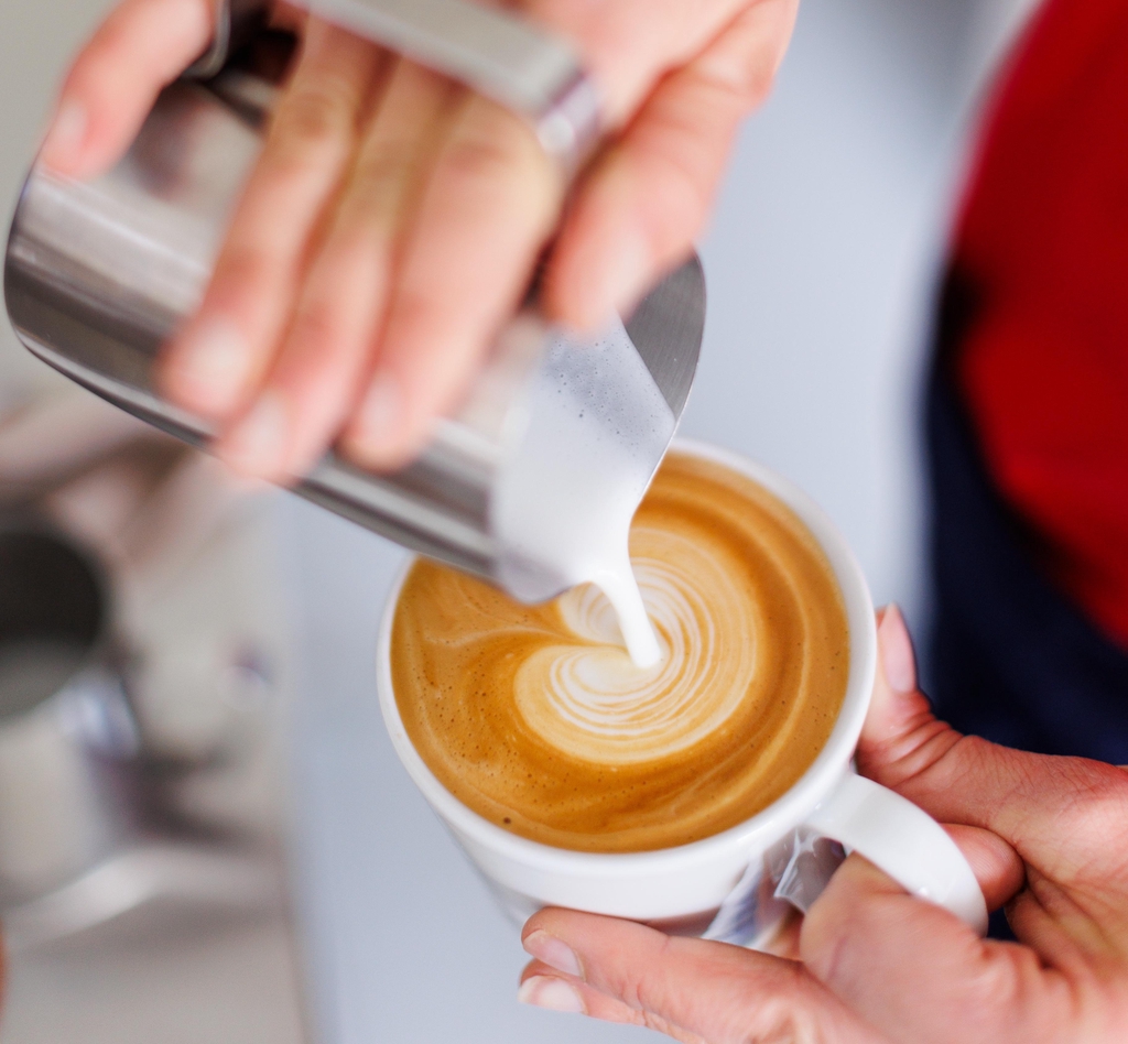 Wem es wie hier gelingt, ein Herz in den Cappuccino zu gießen, der hat die ersten Schritte als Barista erfolgreich absolviert. Wer Kaffee für ein Barista-Training oder für die ersten Schritte als Siebträger-Einsteiger kaufen will, wird hier fündig.