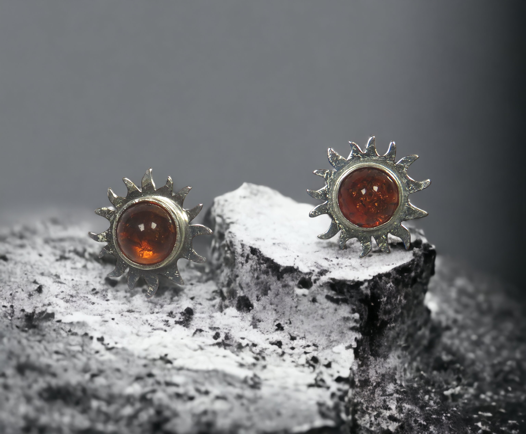 Pendentif en ambre naturel avec inclusion, une pièce unique de la collection Nalafines, évoquant la chaleur et la richesse de la nature dans un éclat d'ambre translucide.