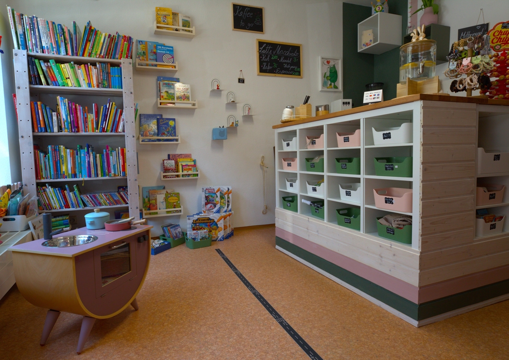 Das Windrad – Secondhand mit Herz

Das Windrad ist mehr als ein Kinder-Secondhandladen – es ist ein Herzensprojekt. Ein Ort, an dem sich Kinder und Erwachsene gleichermaßen willkommen fühlen.

Kinder wachsen schnell, und Kleidung, Schuhe oder Spielzeug sind oft kaum genutzt, bevor sie zu klein oder uninteressant werden. Viele dieser Dinge sind in bestem Zustand – viel zu schade für den Müll. Genau hier setzt das Windrad an:

Wir bringen gut erhaltene Kindersachen zurück in den Umlauf und bieten Familien eine liebevolle und bezahlbare Alternative zum Neukauf. Dabei achten wir auf Qualität, Nachhaltigkeit und einen bewussten Umgang mit Ressourcen.

Auch die Kinder kommen bei uns nicht zu kurz: Sie dürfen in Ruhe stöbern, entdecken und spielen. Und wenn dabei mal etwas durcheinandergerät – dann räumen wir eben gemeinsam wieder auf.

Das Windrad steht für mehr als nur Sparen. Es geht um ein neues Verständnis von Konsum – nachhaltig, fair und mit Herz.
