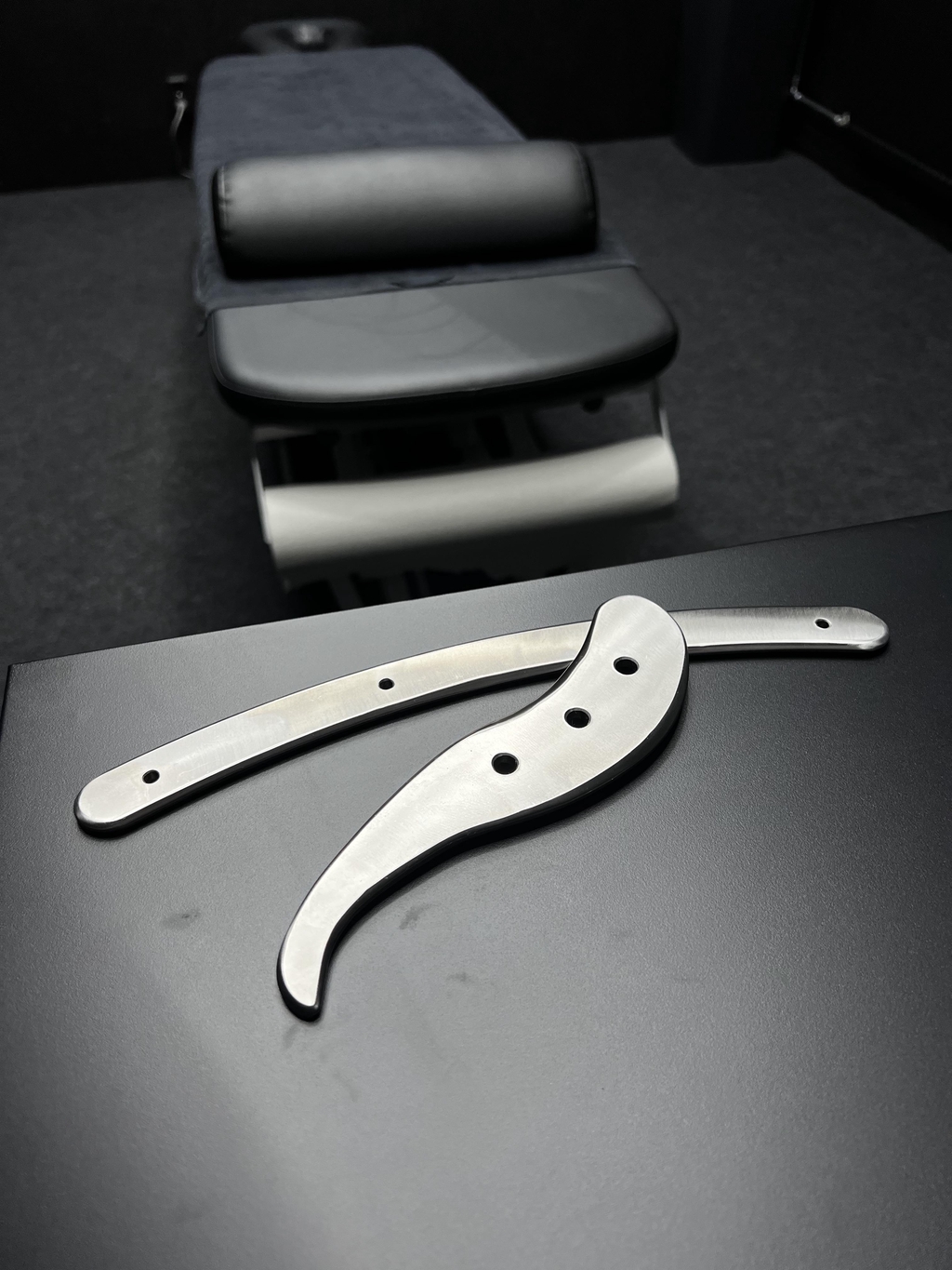 IASTM TOOL, eli Instrument Assisted Soft Tissue Mobilization Tool (faskiarauta) on työkalu, joka on tehty tehostamaan ja keventämään hierojien, fysioterapeuttien, sekä muiden manuaaliterapiaa tekevien ammattilaisten työtä