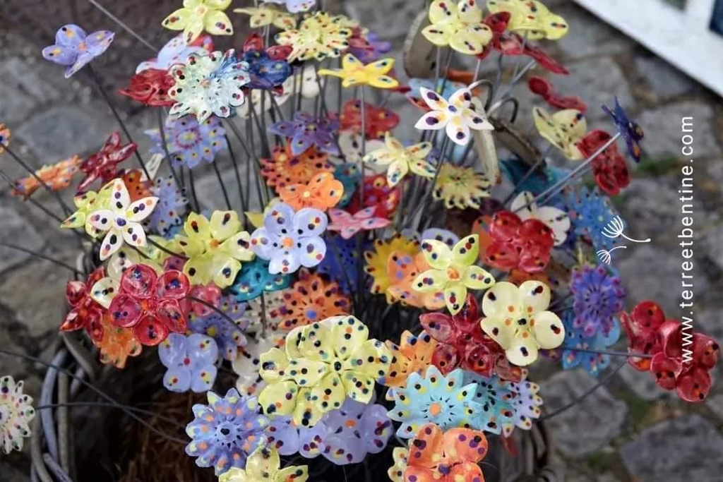 Choix de fleurs en faïence, 
Envoyées sans les tiges...