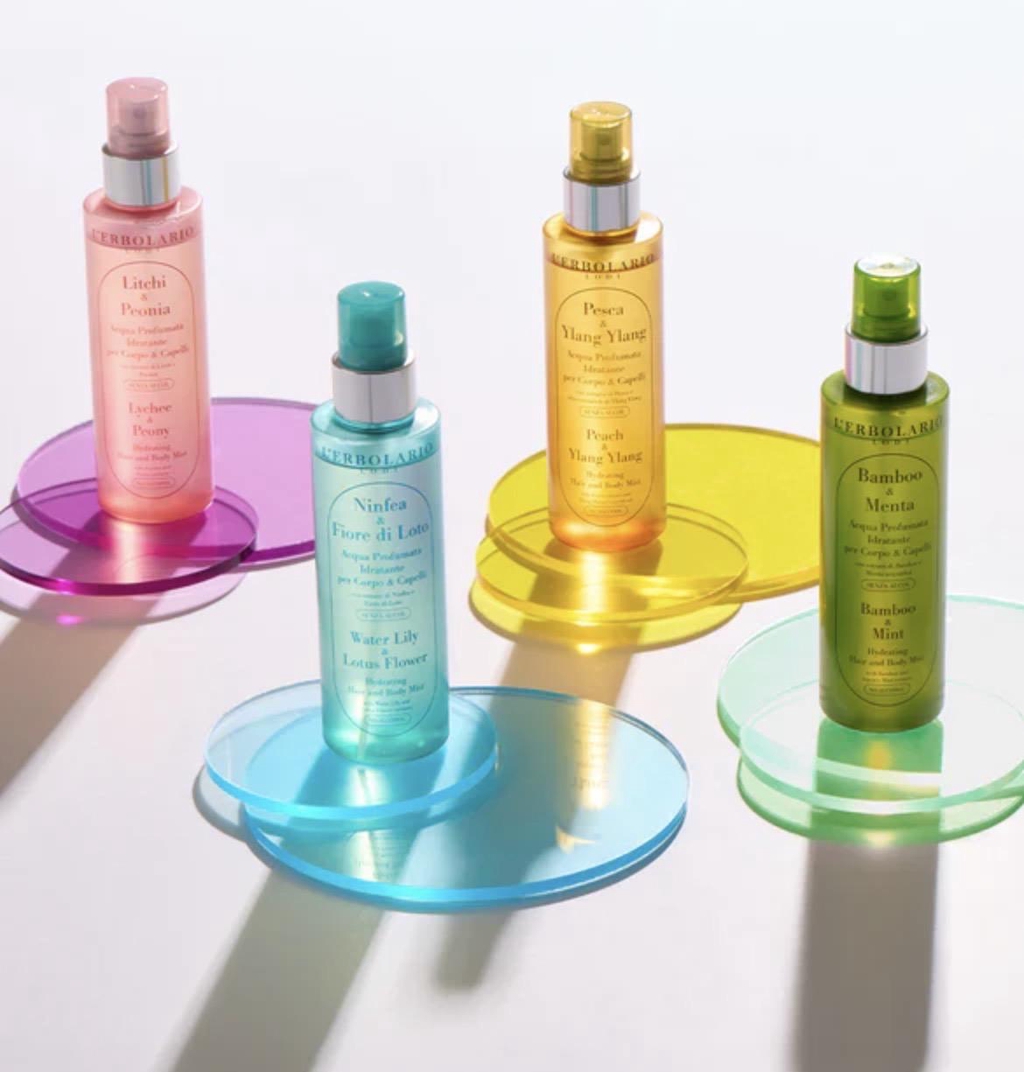 Le Acque Profumate per Corpo e Capelli L'Erbolario, in edizione limitata, sono la tua hair & body mist ideale: texture fresca e leggera, senza alcool, con fragranze fiorite, fruttate, agrumate e marine. Vaporizza la tua acqua profumata idratante e rinfrescante sulla pelle per una freschezza istantanea, o sulle lunghezze come profumo per capelli persistente e delicato.

Queste irresistibili acque profumate sono arricchite con ingredienti di origine naturale e ti offrono una coccola beauty perfetta in ogni momento, soprattutto in estate. Goditi un momento di pura leggerezza in una nuvola profumata!
