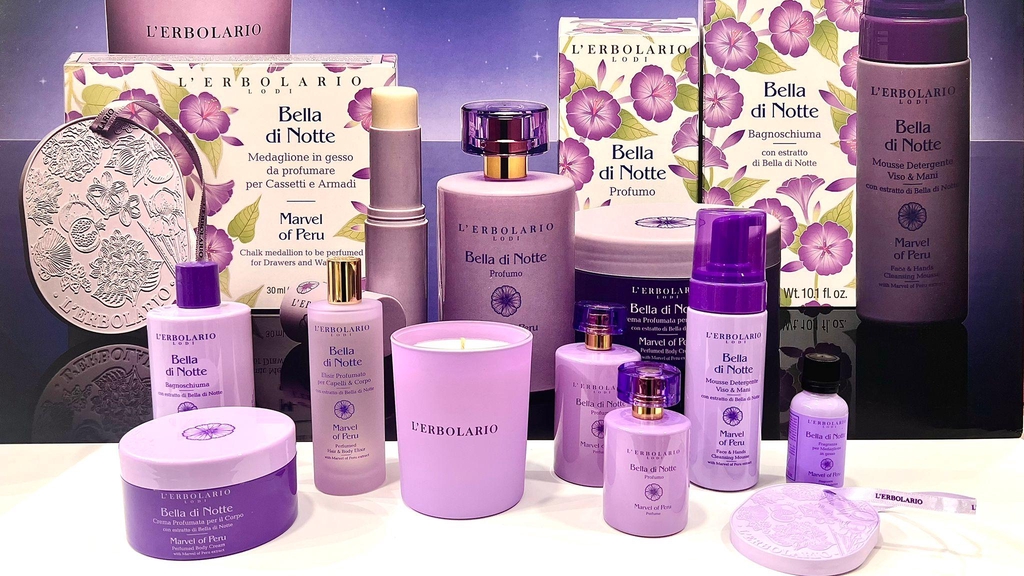 Bella di Notte
Scopri la linea Bella di Notte: il profumo spray oppure solido, la mousse detergente viso e mani, la crema corpo profumata e l’elisir corpo e capelli. Non solo: la collezione comprende anche irresistibili prodotti per ambienti e meravigliosi kit da regalare! 

Al tramonto, nelle calde sere d’estate, il fiore della Bella di Notte o Mirabilis jalapa dischiude i suoi petali colorati per lasciar trapelare la sua bellezza discreta e misteriosa. A questo fiore variopinto è dedicata la linea profumata L’Erbolario: una collezione caratterizzata da un profumo femminile elegante, fiorito e vanigliato, declinato in tanti prodotti per il corpo.